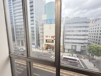 ドン・キホーテ八丁堀西店の目の前です - バルコムシェアオフィス 大会議室【６階】の室内の写真