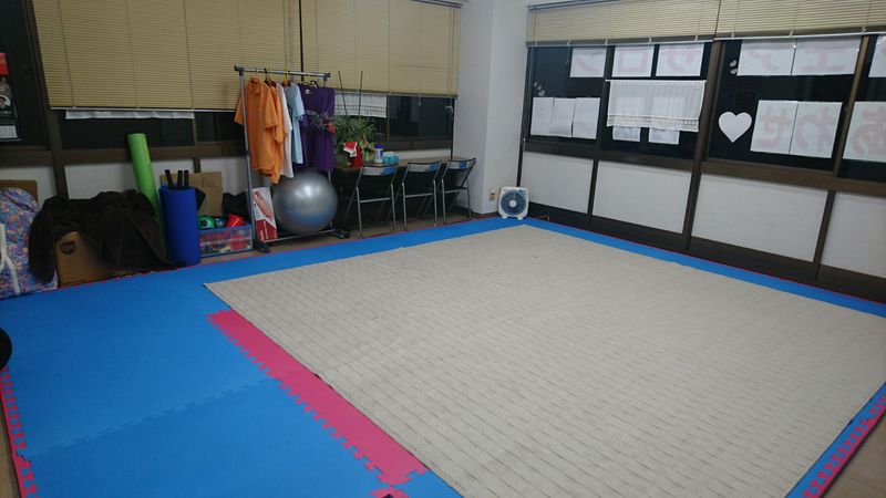 畳がベースになっております。カーペットは外せます。　ヨガ - 貸会議室リヴィング・ラボとくしま 運動サポート／運動室　徳島市の室内の写真