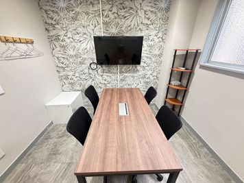 いいオフィス巣鴨 4名会議室（Room A）の室内の写真