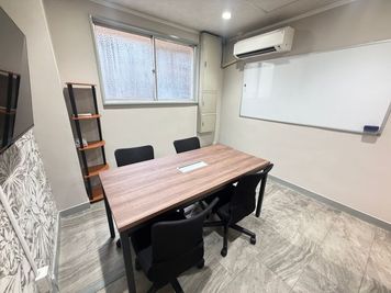 【巣鴨駅から徒歩1分】モニター・フリードリンク付き4名会議室(Room A) - いいオフィス巣鴨
