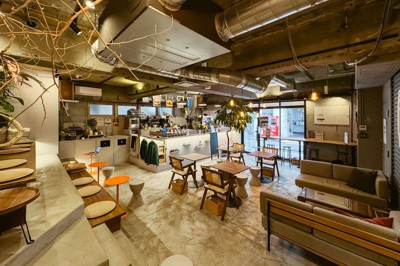 OVER COFFEE HUB 1F カフェ - セミナ・イベントスペース