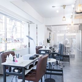 大きな窓が特徴のネイルブース。 - レンタルサロンB＋TREE B＋TREE三軒茶屋店☆エステの室内の写真