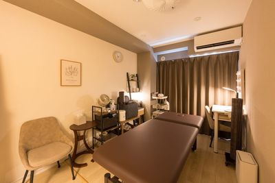 カーテンを閉めて間接照明のみの室内 - Relax Salon（りらくサロン）吉祥寺 レンタルサロンの室内の写真