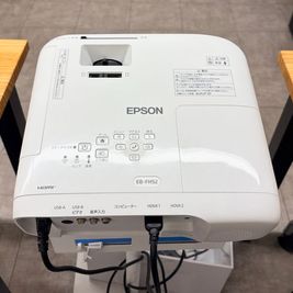 プロジェクター（EPSON：EB-FH52） - クリエイターズファクトリー（Startkit） 【年内割引キャンペーン】明るい！プロジェクターモニター付き会議室の設備の写真
