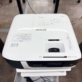 プロジェクター（EPSON：EB-FH52） - クリエイターズファクトリー（Startkit） 【年内割引キャンペーン】明るい！プロジェクターモニター付き会議室の設備の写真