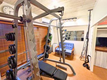 スミス、ラット/ローロー付きハーフラック - レンタルジム All Day Gym世田谷 用賀店  All Day Gym世田谷 用賀店の室内の写真