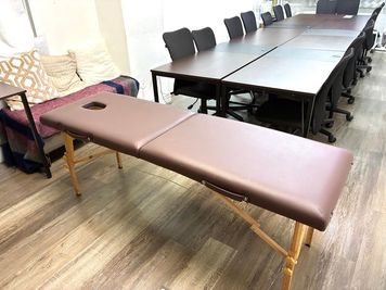 施術ベッド１台✨
入って正面の机の下に袋に入って置いてあります。机を寄せて、空いているスペースでお願いいたします🍀 - 東京神田ウィルシャーⅣ 東京神田ウィルシャーⅣ🍀CREA神田ビル２階✨の設備の写真