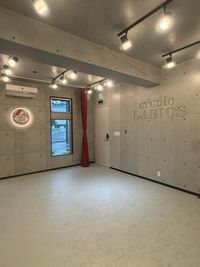 STUDIO LABIOS STUDIO LABIOS 1階フロア(コンクリート)の室内の写真