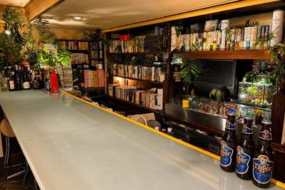 カウンターとボトル棚のある、落ち着いた雰囲気のカフェバー空間です。飲み放題付きの貸切利用におすすめです。 - スプリングノート 渋谷貸切カフェバー｜スプリングノートの室内の写真