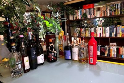 ドリンク提供に対応したカウンターまわりです。貸切飲み会や懇親会でカフェバーらしい雰囲気を楽しめます。 - スプリングノート 渋谷貸切カフェバー｜スプリングノートの設備の写真