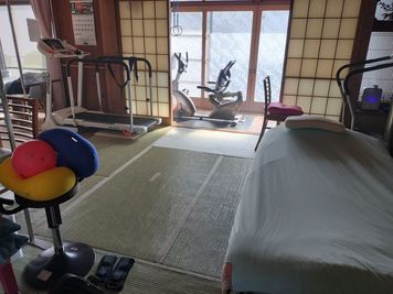 撮影・収録や施術に使用できる簡易ベッドがあります。8畳和室 - 希望の家 一軒家の８畳和室、１０畳洋間、６畳和室、12畳台所の室内の写真