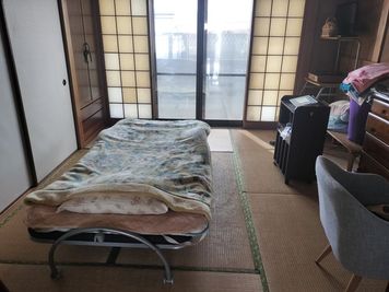 撮影・収録や施術に使用できる簡易ベッドがあります。6畳和室 - 希望の家 一軒家の８畳和室、１０畳洋間、６畳和室、12畳台所の室内の写真