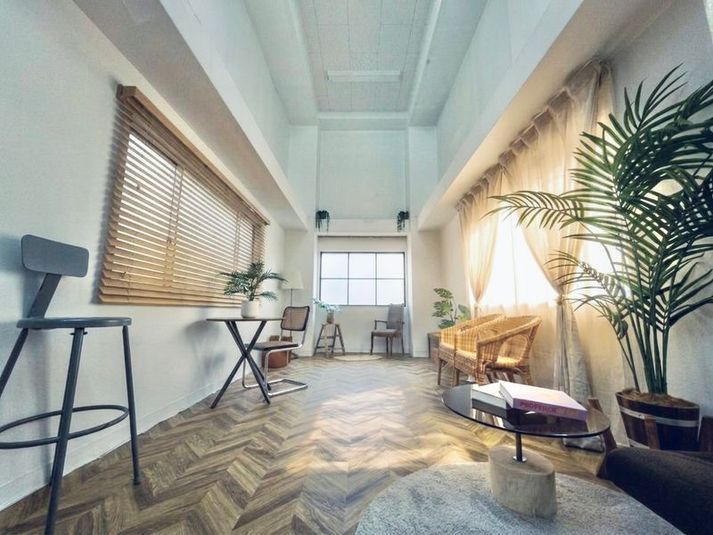 フレンチヘリンボーンの床はシャープでモダン、洗練されたスタイリッシュな空間演出となっております - in the house / Shibuya "Gallery" 4Fの室内の写真