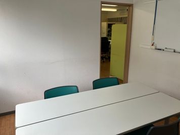 コワーキングスペース内に個室会議室がございます。
会議の前後にスペースを利用することも可能です。
（別途オープンスペース利用料がかかります。） - 千葉コワーキングスペース201内個室会議室 千葉コワーキングスペース201内の少人数向け個室会議室の室内の写真