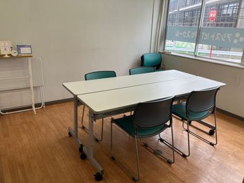 自然光が入る明るい個室会議室。明るく清潔感のある空間なので、打ち合わせ・面談・オンラインセミナーに最適です。 - 千葉コワーキングスペース201内個室会議室 千葉コワーキングスペース201内の少人数向け個室会議室の室内の写真