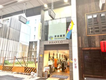 ブティックNIBANGAIに入り、スタッフにお声かけください。 - 二番街 貸し会議室 NIBANGAI 大会議室の外観の写真