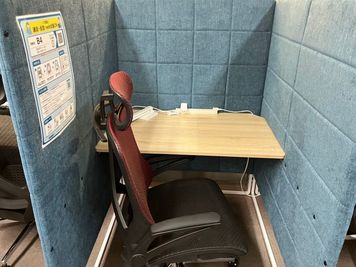 コインスペース阪急伊丹リータ店 1人用席（通話・会話OK）の室内の写真