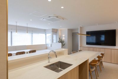 ミニキッチン(調理不可)に冷蔵庫、ウォーターサーバー、電子レンジその他備品完備 - レンタルスペースめーぷる レンタルスペースの設備の写真