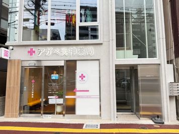 1階のアガペ薬局さんが目印。左手からお入りください - 【2026年竣工新築ビル】天神3丁目／完全貸切 【新築ビル5F完全貸切】自然光｜調光｜ブランディングに◎の外観の写真
