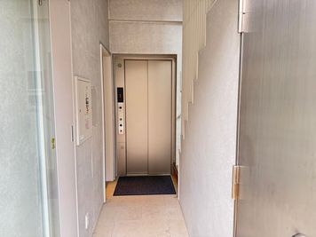 エレベーターエントランス - 【2026年竣工新築ビル】天神3丁目／完全貸切 【新築ビル5F完全貸切】自然光｜調光｜ブランディングに◎の外観の写真