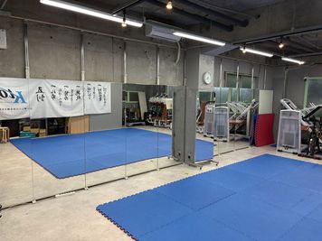 ミラー張りのためダンススタジオとしても利用可能！ - K-top K-top Fitness & レンタルスタジオの室内の写真