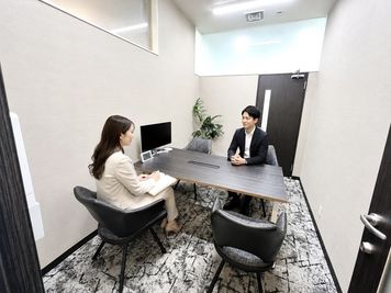 オフィスサービスUSP 会議室(定員４名）の室内の写真