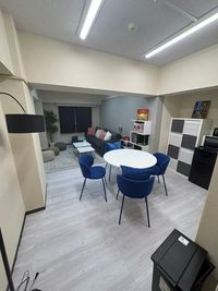 ライオンルーム・アクア伏見２４ゆったりデート＆パーティールーム ライオンルーム・アクア伏見２４　デザイナー監修の広々スペースの室内の写真