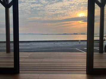 室内からの景色はオーシャンビュー！ - SHARE BLUE常滑BASEの室内の写真