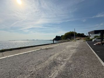 建物前は海！オーシャンビューです✨＊見えている場所は道路 - SHARE BLUE常滑BASEのその他の写真