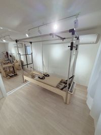 キャフォーマー(リフォーマー仕様) - Pilates Studio Lui 外苑前店 【基本プラン】キャフォーマー・チェア・バレル完備の室内の写真