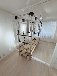 室内全体 - Pilates Studio Lui 外苑前店 【基本プラン】キャフォーマー・チェア・バレル完備の室内の写真