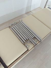 各種タワー用スプリング(赤・黄・青・緑・紫)強度別5種類 各2 - Pilates Studio Lui 外苑前店 【基本プラン】キャフォーマー・チェア・バレル完備の設備の写真