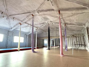 空中ティシューを吊り下げたところ。吊り点は7点ございます。 - 柔軟・ストレッチ教室「ぐにゃラボ 木更津」 スタジオA（2階）の室内の写真