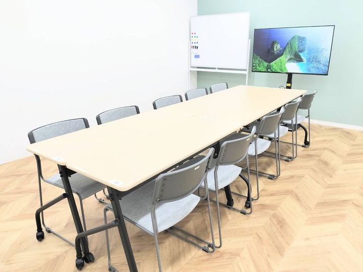 10人まで座れる机・椅子完備
打ち合わせ・会議などに◎ - HARS RENTAL SPACE HARS RENTAL SPACE 【JR尼崎店】の室内の写真