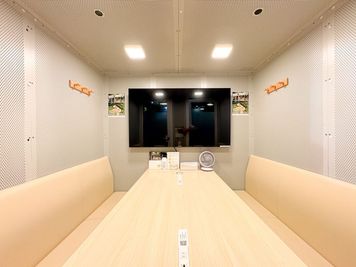 【下北沢駅徒歩1分|12PGブース】最大6名/防音完全個室/高速Wi-Fi/55型モニター/会議・商談・面接・打ち合わせ・作業等 - FEEEP下北沢駅前店