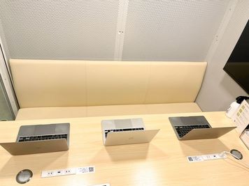 パソコン3台置いてもスペースにゆとりがあります。 - FEEEP下北沢駅前店 FEEEP下北沢駅前店｜定員6名個室｜部屋番号12(PG)の室内の写真