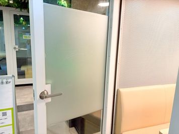 ドアにフィルムを貼っているため外部の視線も気になりません。 - FEEEP下北沢駅前店 FEEEP下北沢駅前店｜定員6名個室｜部屋番号12(PG)の外観の写真