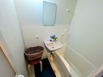 浴室はお客様更衣室としてご利用くださいませ。※シャワーはご利用できません - レンタルサロン大宮駅東口大門町店 8月23日より レンタルサロン6階店 ※こちらは6階のお部屋ですの室内の写真