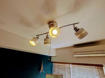 調光ライトですのでリモコンで操作できます - レンタルサロン大宮駅東口大門町店 8月23日より レンタルサロン6階店 ※こちらは6階のお部屋ですの室内の写真