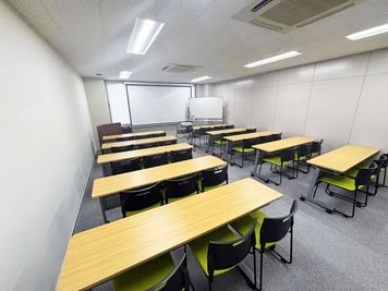 <会議室①>コスパ良✨岡山駅徒歩5分 / 最大36名 / 高速WIFI / プロジェクター 会議やセミナーに最適な会議室✨ - 貸会議室・ワーキングスペース 岡山駅前J-ROOM
