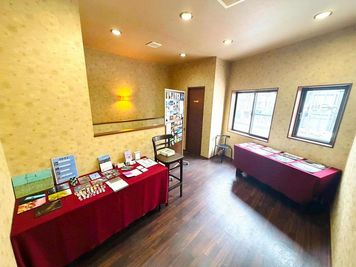 使用例：個展 - 珈琲青木堂 【神田】1950年創業「珈琲青木堂」2階貸切／ボドゲ・懇親会の室内の写真