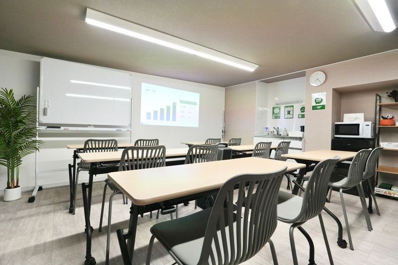 最大15名まで利用可能！会議室やパーティー、ボドゲ、映画鑑賞に最適なスペース - Sunny Place サニープレイス横浜 レンタルスペース横浜　会議室・パーティー・映画鑑賞・ボドゲ・撮影の室内の写真