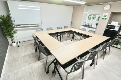 小〜中規模の会議利用、ワークスペースとしてちょうど良い広さです！テーブル・椅子のレイアウト変更自由 - Sunny Place サニープレイス横浜 レンタルスペース横浜　会議室・パーティー・映画鑑賞・ボドゲ・撮影の室内の写真