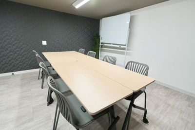 少人数での会議・ミーティング利用時は、レイアウト変更で広々スペースに！キャスター付きテーブルなので移動も簡単 - Sunny Place サニープレイス横浜 レンタルスペース横浜　会議室・パーティー・映画鑑賞・ボドゲ・撮影の室内の写真