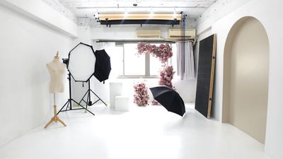 【恵比寿5分】リニューアル!|白床+白壁+アーチ壁|撮影機材+背景紙無料|商品撮影・物撮り - サモスタ恵比寿店