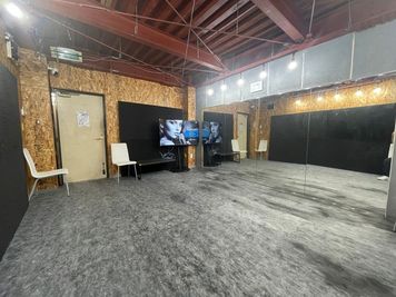一面鏡張り - imakara-resuta レンタルスタジオの室内の写真