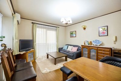 なんといっても駅チカ! パーティー・会議・整体やマッサージ等、用途の広いリビングルーム - コミュニティスペースUrara 福岡・次郎丸