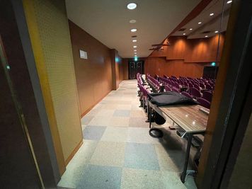 客席後方からのホール全景 - 築地本願寺ブディストホール 稽古場・リハーサル利用（ブディストホール）の室内の写真
