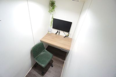 ＜BIZ DESK 新横浜No.4＞1人用個室🚪ナノイー発生機✨Wi-Fi📶電源🔌モニター🖥️テレワーク/Web会議 - 【BIZ DESK 新横浜】