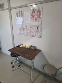 2人掛けテーブルと椅子2脚 - ボディーケアセラビストスクール&レンタルサロン 折り畳み施術台付きレンタルサロンの室内の写真